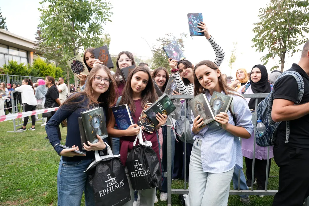 Kocaeli Kitap Fuarı’nda kitap aşkı kuyruklara sığmadı