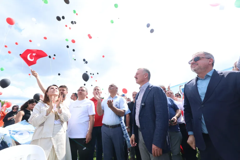 Uçurtmalar gökyüzünü, sevgi yürekleri sardı