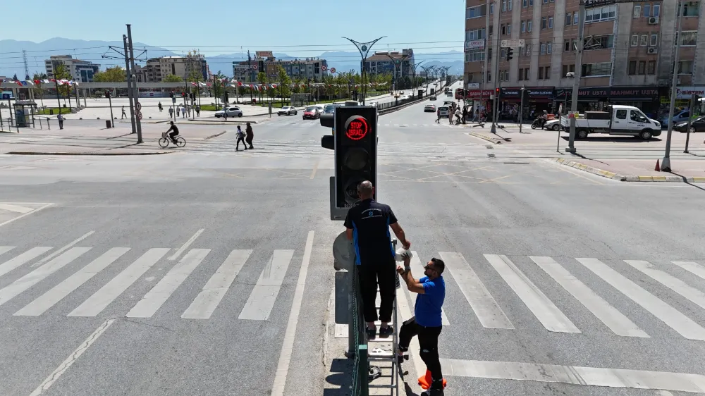 Büyükşehir, kırmızı ışıkla “Stop İsrail” dedi
